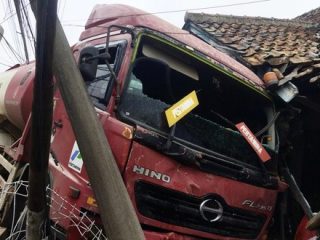 Truk Pertamina Tabrak Warung di Pinggir Jalan Pandeglang