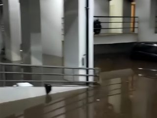Tanggul Jebol, Parkiran Apartemen di Serpong Terendam Banjir