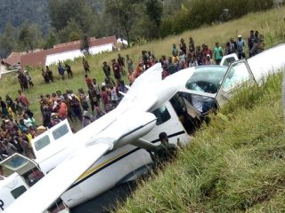 Pesawat Dabi Air Tabrak Bukit di Bandara Kopaga Intan Jaya, Tiga Orang Luka-luka