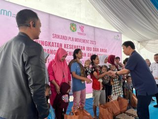 TJSL PLN Peduli Stunting, GM Bersama Srikandi UIP SBU Berbagi Makanan Sehat di Medan Selayang