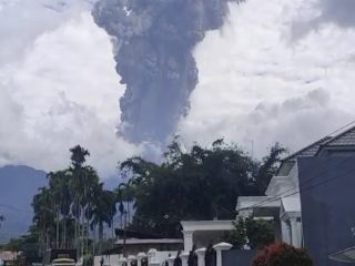 Gunung Marapi di Sumbar Erupsi, Kawasan Bukti Tinggi Hujan Abu Vulkanik