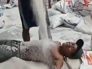 Viral di Media Sosial, Pria Surabaya yang "Mandi" Beras Bulog Dipecat!