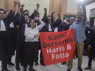 Hakim Vonis Bebas Haris Azhar dan Fatia, Pendukung Riuh Bertepuk Tangan