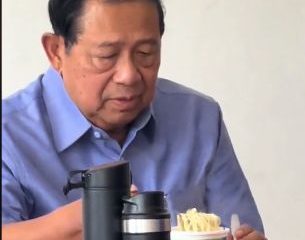 Viral Momen SBY Makan Pop Mie di Warung Pinggir Jalan, Ini Kata Warganet
