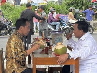 Presiden Jokowi Makan Bakso Bersama Prabowo di Magelang