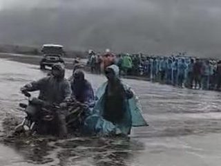 Viral Lautan Pasir Bromo Terendam Banjir