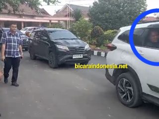 Sambil Buka Kaca Mobil dan Melambai, Bupati Labuhanbatu Dibawa KPK Keluar Rumah