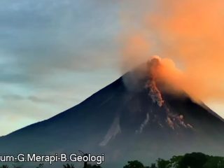 Gunung Merapi Erupsi, Luncurkan Awan Panas Sejauh 2400 Meter 