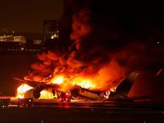 Pesawat Japan Airlines Terbakar di Bandara Haneda, Ratusan Penumpang Dievakuasi