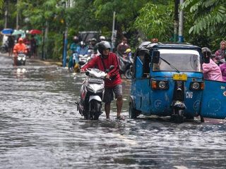 Diguyur Hujan Deras, 34 Ruas Jalan di DKI Tergenang Banjir