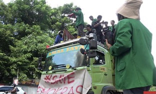 Mahasiswa UIN Makassar Demo, Desak Rektorat Sikapi Kemunduran Demokrasi