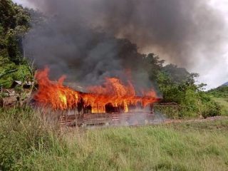 Tak Terima TPS Dipindahkan, Kantor Distrik Baya Biru Dibakar Warga