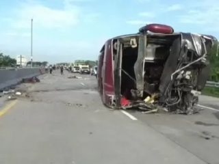 Bus Rombongan Pendujung Ganjar-Mahfud Kecelakaan di Tol Ngawi, 3 Orang Tewas