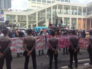 Massa Berunjuk Rasa di Depan Gedung Bawaslu, Lalu Lintas Jalan M.H Thamrin Macet
