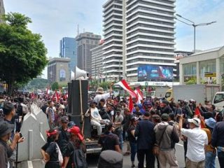 Tolak Intimidasi terhadap Penyelenggara Pemilu, Massa Berunjuk Rasa di Kantor Bawaslu