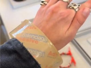 Balenciaga Rilis Gelang Lakban Rp 51 Juta, Begini Kata Netizen