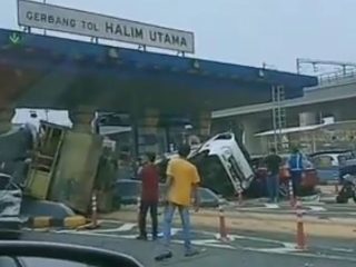 Kecelakaan Mobil di Gerbang Tol Halim Terjadi di 3 Gardu