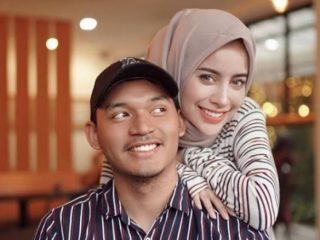 Aghnia Punjabi dan Suami Mohon Doa untuk  Kesembuhan Anak Usai Dianiaya Pengasuh