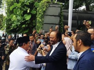 Datangi Surya Paloh, Prabowo Disambut dengan Pelukan