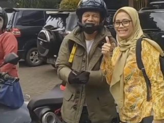 Naik Motor Matik 'Sultan' ke Sekolah, Ariel Noah Diserbu Guru