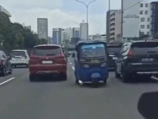 Viral Bajaj Masuk Tol dan Lawan Arah