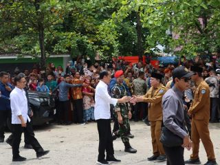 Tinjau Pasar Gelugur, Kehadiran Jokowi Disambut Antusias Masyarakat Labuhanbatu