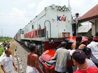 Nahas! Kereta Api Barang Tabrak Mobil Agya di Tebingtinggi, 2 Orang Tewas