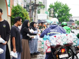 Selama Sepekan, Pelajar SMA YPSA Berbagi  Takjil di Bulan Suci Ramadan