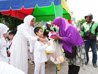 Kenalkan Nilai Sosial di Bulan Suci, KBTK YPSA Ajarkan Anak Didik Berbagi