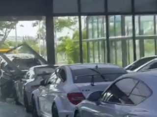 Viral! Xpander Tabrak Porsche yang Terparkir di Showroom Tangerang