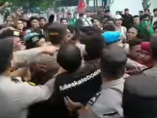 Gelar Unjuk Rasa di Polrestabes Medan, Puluhan Mahasiswa Saling Dorong dengan Polisi