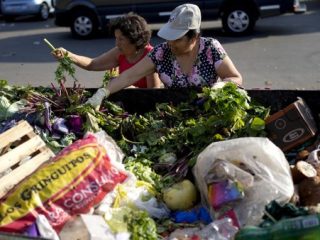 Miris! Inflasi Tinggi, Warga Argentina Kais Sampah Buah-Sayur untuk Dimakan