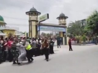 Hendak Salat di Masjid yang Digunakan Jokowi Jumatan, Warga Rantau Utara Diseret Petugas hingga Tewas