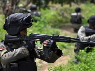 Satu Prajurit dan 1 Warga Tertembak Usai KKB Serang TNI-Polri di Intan Jaya