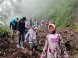 Tanah Longsor Akibatkan Akses Jalan ke Kawasan Ijen Terputus