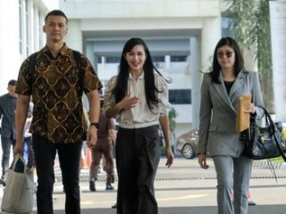 5 Jam Diperiksa Terkait Kasus Korupsi Suami, Ini Kata Sandra Dewi