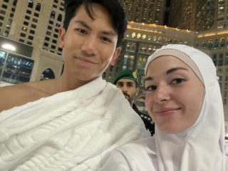 Pangeran Mateen Umrah Bersma Istri, Mukena Anisha Rosnah Jadi Sorotan