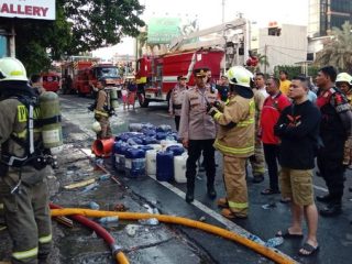 Toko Bingkai Mampang Terbakar, Api Berhasil Dipadamkan Pagi Ini