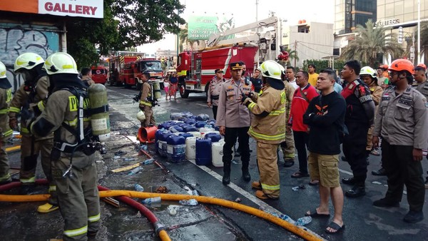 Toko Bingkai Mampang Terbakar, Api Berhasil Dipadamkan Pagi Ini