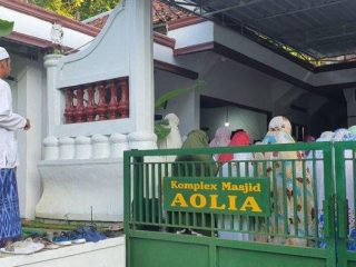 Jemaah Masjid Aolia di Yogyakarta Rayakan Idulfitri 1445 Hijriah Hari Ini