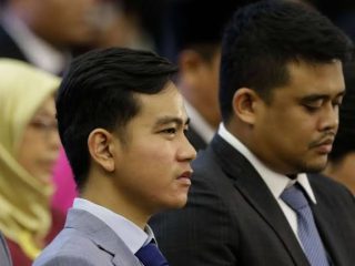 Besok! Jokowi akan Beri Penghargaan Satyalencana ke Gibran dan Bobby