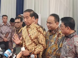 Begini Kata Jokowi Usai Pabrik Sepatu Bata Tutup dan PHK Ratusan Karyawan