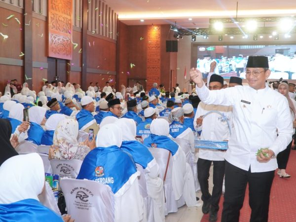 Pj Bupati Wiriya Alrahman Tepung Tawari 692 Jemaah Calhaj Deliserdang Tahun 2024