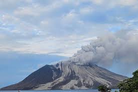 Langit Malaysia Kelabu Akibat Erupsi Gunung Ruang, 21 Penerbangan AirAsia Dibatalkan