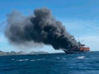 Kapal Pinisi Sea Safari VII Terbakar di Perairan Labuan Bajo, 1 Orang Luka-Luka
