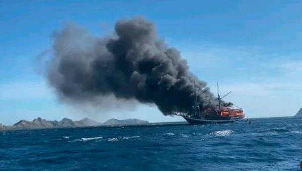 Kapal Pinisi Sea Safari VII Terbakar di Perairan Labuan Bajo, 1 Orang Luka-Luka