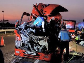 Elf Tabrak  Tronton di Tol Boyolali, 6 Orang Tewas dan 14 Luka