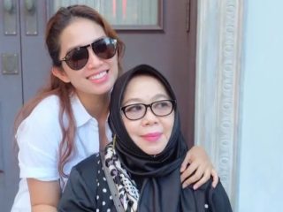 Ussy Sulistiawaty Berduka, Sang Ibunda Meninggal Dunia