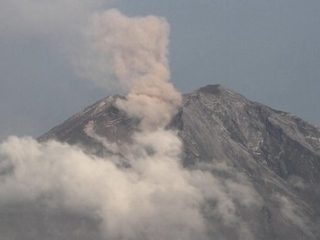Semeru Kembali Erupsi, Tinggi Letusan Capai 700 Meter