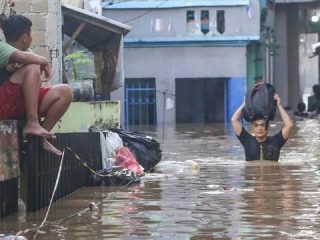BPBD Sebut Banjir di Jakarta Meluas hingga ke 77 RT, Ketinggian Air Capai 5 Meter